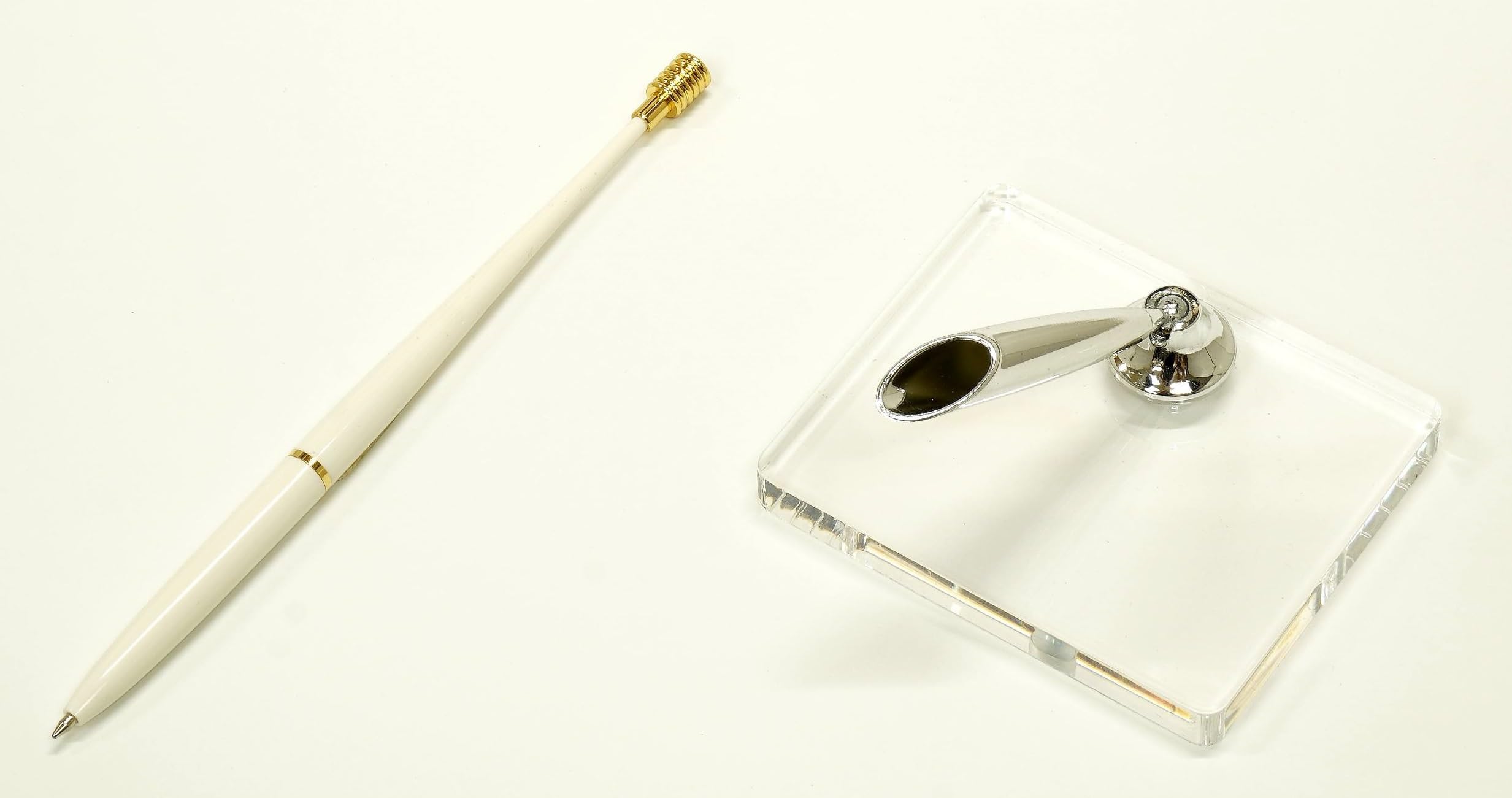 

Plastic pen holder with a hole at the top for attaching gimmicks clear acrylic pen stand with silver pen holder + Q-S6P1-1