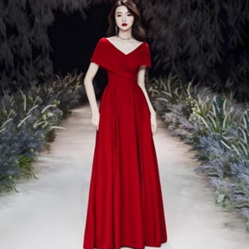 Elegantní bílé večerní šaty na svatby a narozeniny.