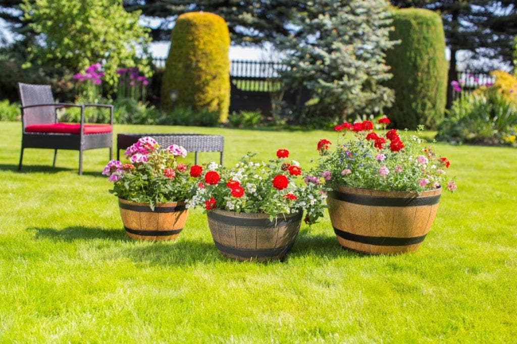 Dunkelbrauner Imitat-Holz-Blumentopf 33 cm Fass