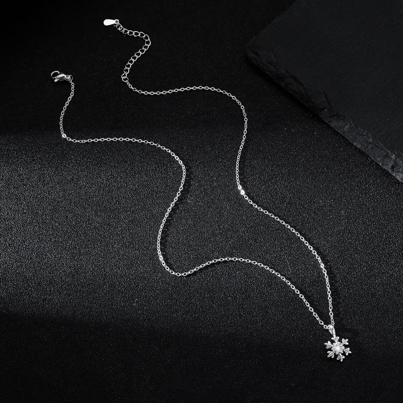 Elegant Snowflake Christmas Necklace: High-End Artistic Niche Style with Gentle Collarbone Chain
