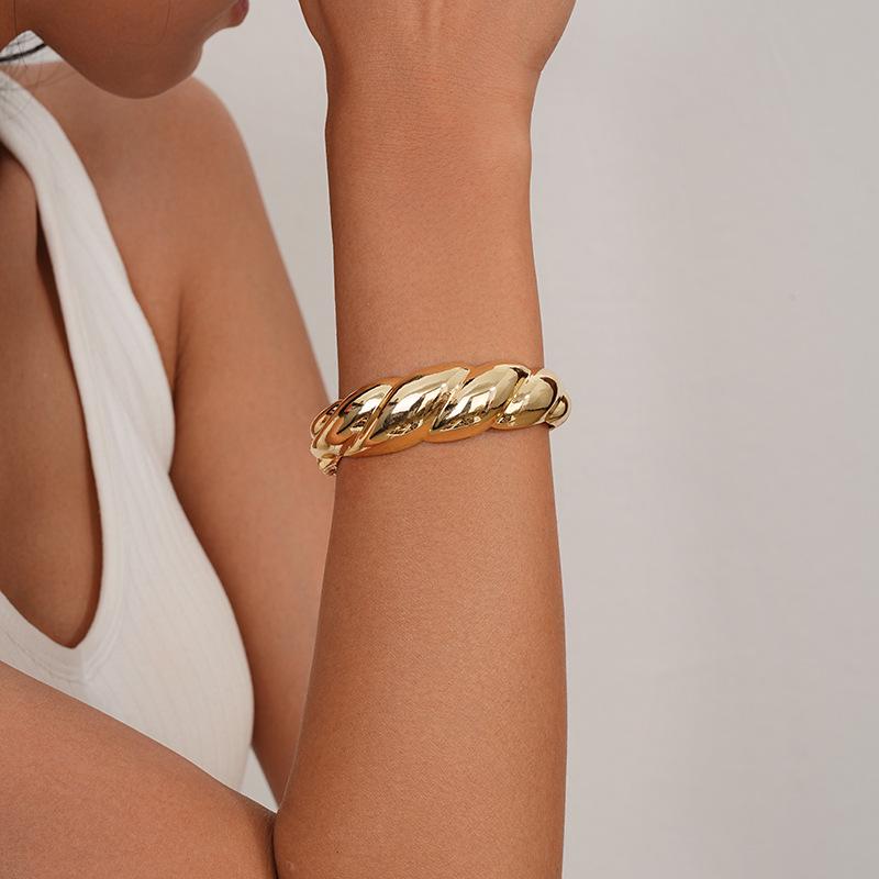 Interlocking Ring Open Bangle - European & American Light Luxury Design for Women