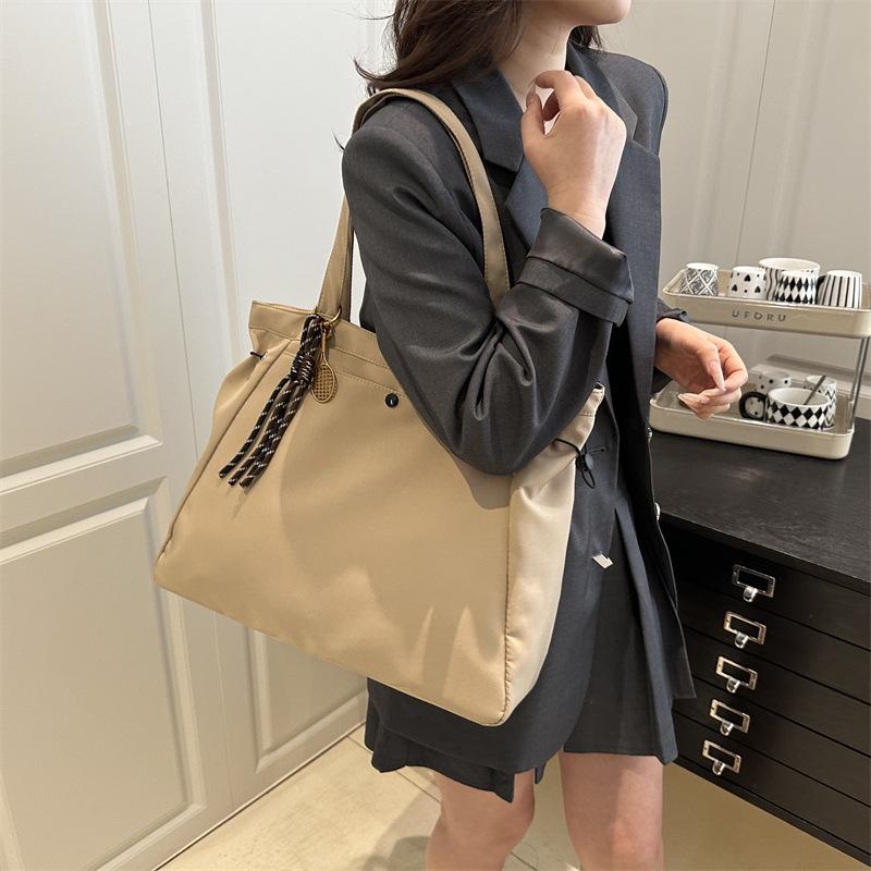 2025 New Fashion Trend Large Capacity Tote Bag Women's Shoulder Handbag Retro Commuter Bag