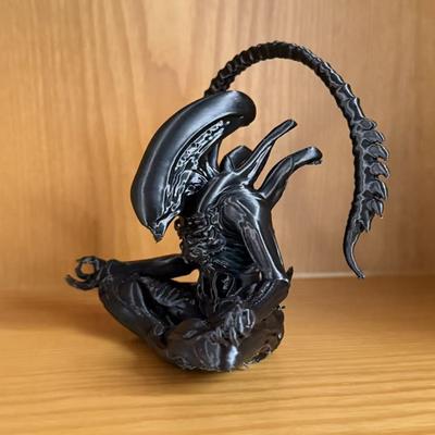 1 Stück schwarze Alien-Figur in Meditation, 3D-gedruckt mit kreativem Design zur Schaffung einer persönlichen Atmosphäre,