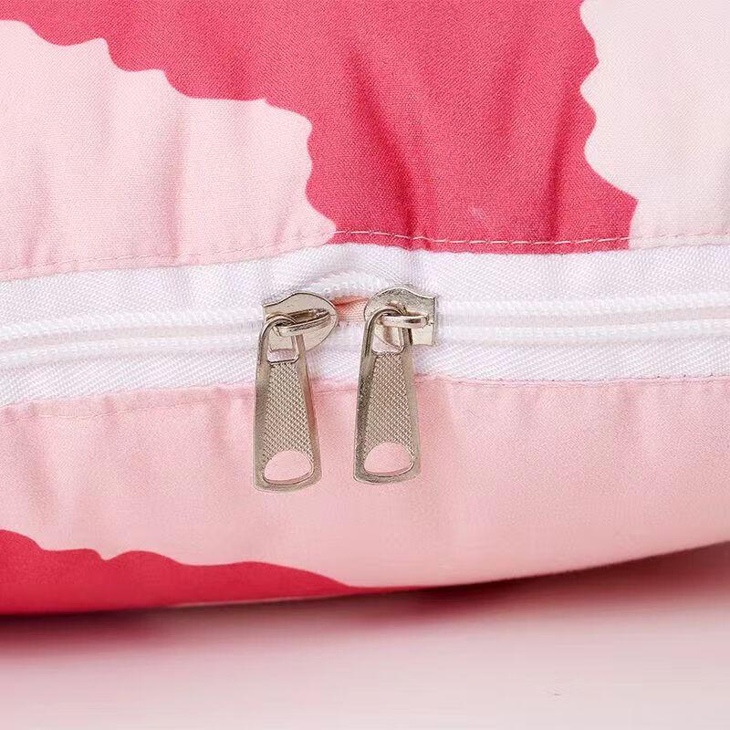 Happy Strawberry Bear 2-in-1 Kissen-Decke