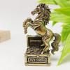 Feng Shui Messing Pferdestatue Pferd auf Münzen tretend Chinesisches Neujahr Tischdekoration Tierkreis Glückspferd Skulptur mit Schatulle für Heimdekoration