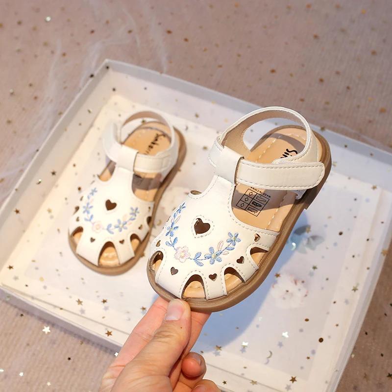 

Toddlers Girls Beach Shoes 2025 Fashion Brand New Kids Summer Sandals Toe-capped Cut-outs Embroidery Flowers with Heart Sandals 21 бежевый