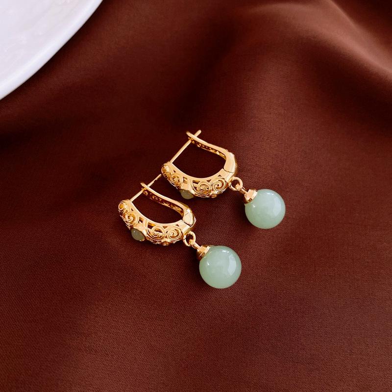 Ohrstecker im chinesischen Stil mit Schmetterling und Blume aus Stein: Elegantes und cooles High-End-Design