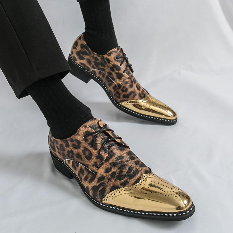 The 2026 new men's pointed-toe leather shoes with carved leopard print are the trend of wedding shoes for stage hosts
