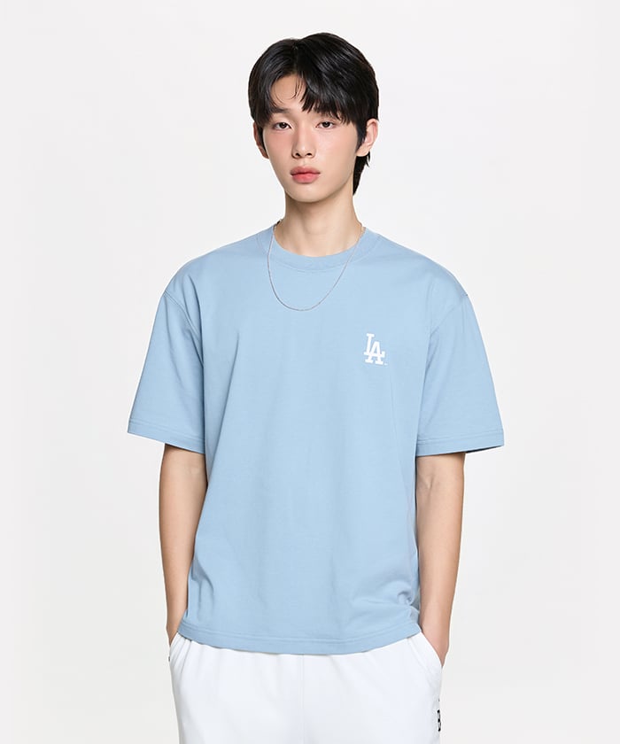 Emelbi Basic Small Logo Semi-Oversized Short Sleeve T-Shirt La (L.Sky Blue)