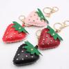 Nyckelring med jordgubbsbil med nitar PU-läder nyckelringstillbehör väskhänge för kvinnor män
