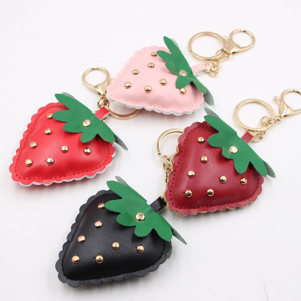 Nyckelring med jordgubbsbil med nitar PU-läder nyckelringstillbehör väskhänge för kvinnor män