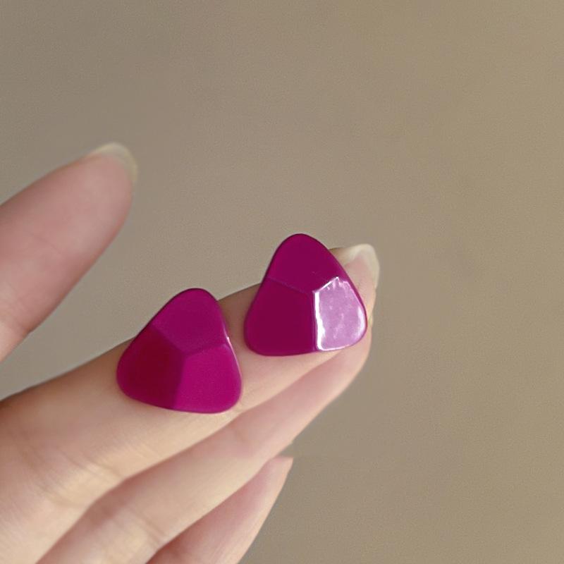 Rose red triangular stud earrings, simple and sweet, personalized design earrings, fashionable sweet and cool style earrings, women