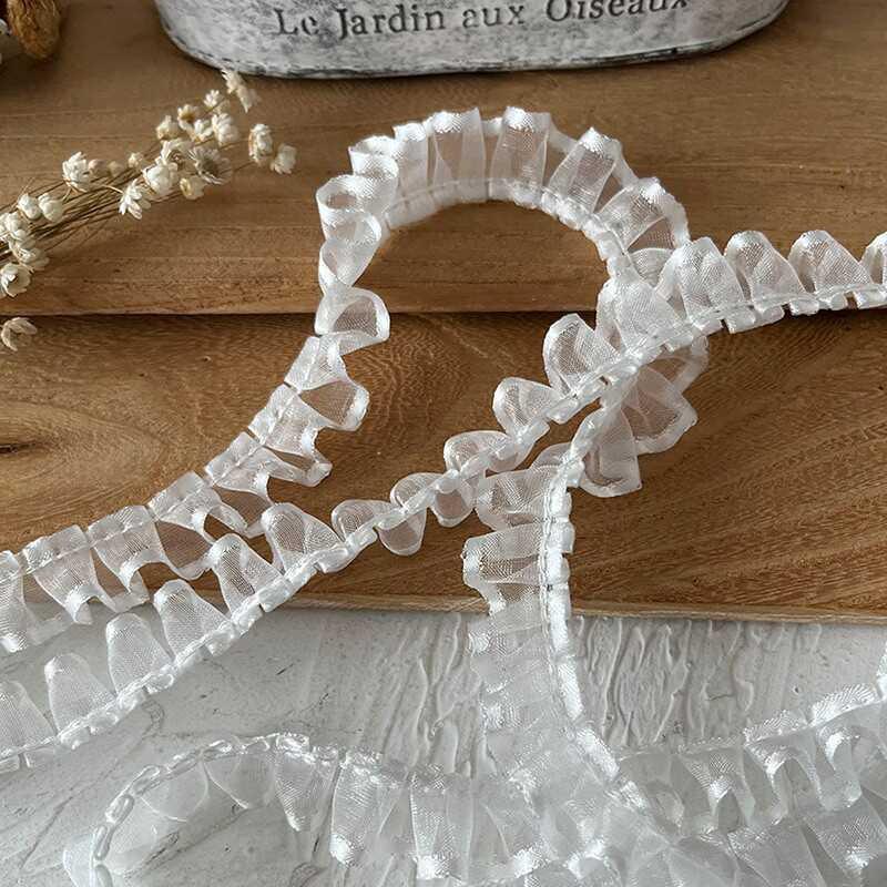 "Hochwertige Spitzenborten: Handgefertigter DIY-Rüschenstoff für Babykleidung und dekorative Bänder"