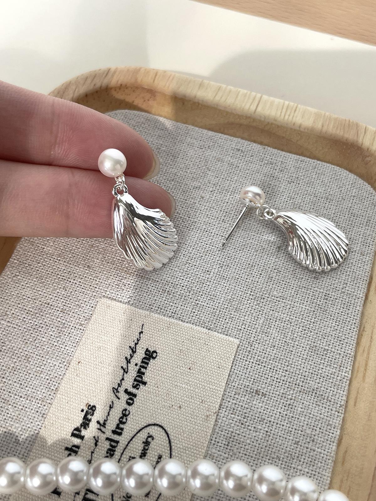 

Fashion personality versatile pearl stud earrings women s simple exquisite high-end shell earrings niche unique earrings copper