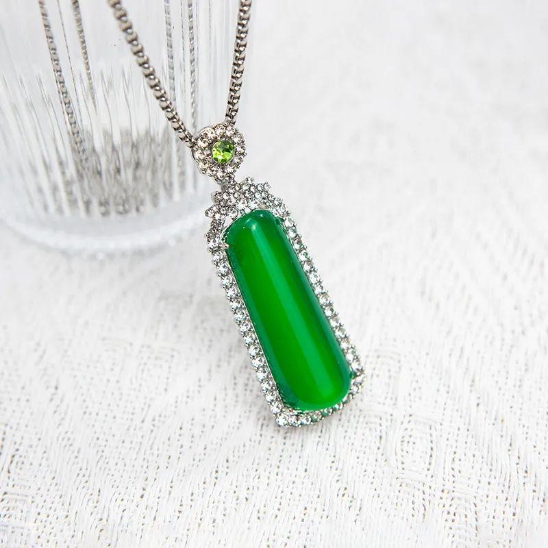 High-End Green Wushi Pai Diamond Pendant with Box Chain, Unisex Alloy, Includes Gift, Premium Quality