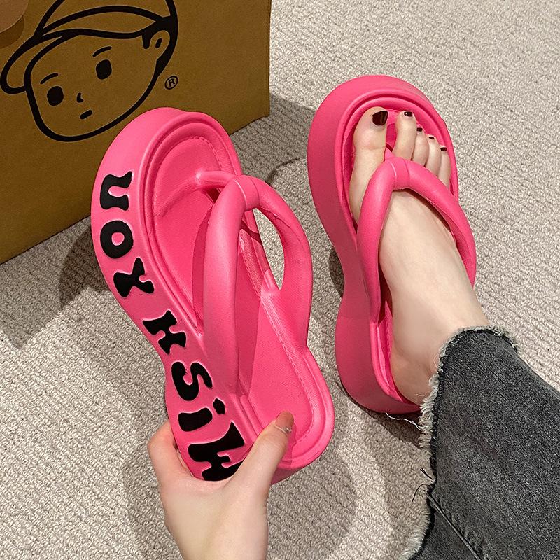 Móda 2025 Nové letní platformové žabky pro ženy Domácí pouliční obuv Silná podrážka Dívčí vnitřní plážové pantofle Nazouvací módní sandály