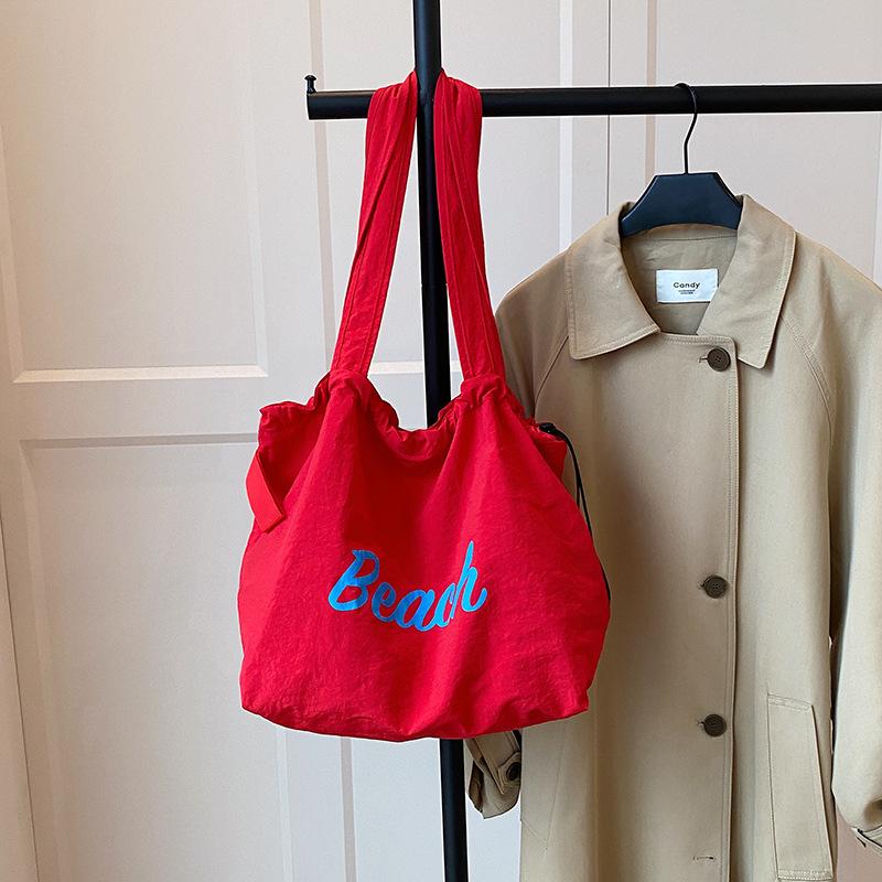 

Summer new trend lightweight portable tote bag commuter versatile large capacity shoulder armpit bag women красный