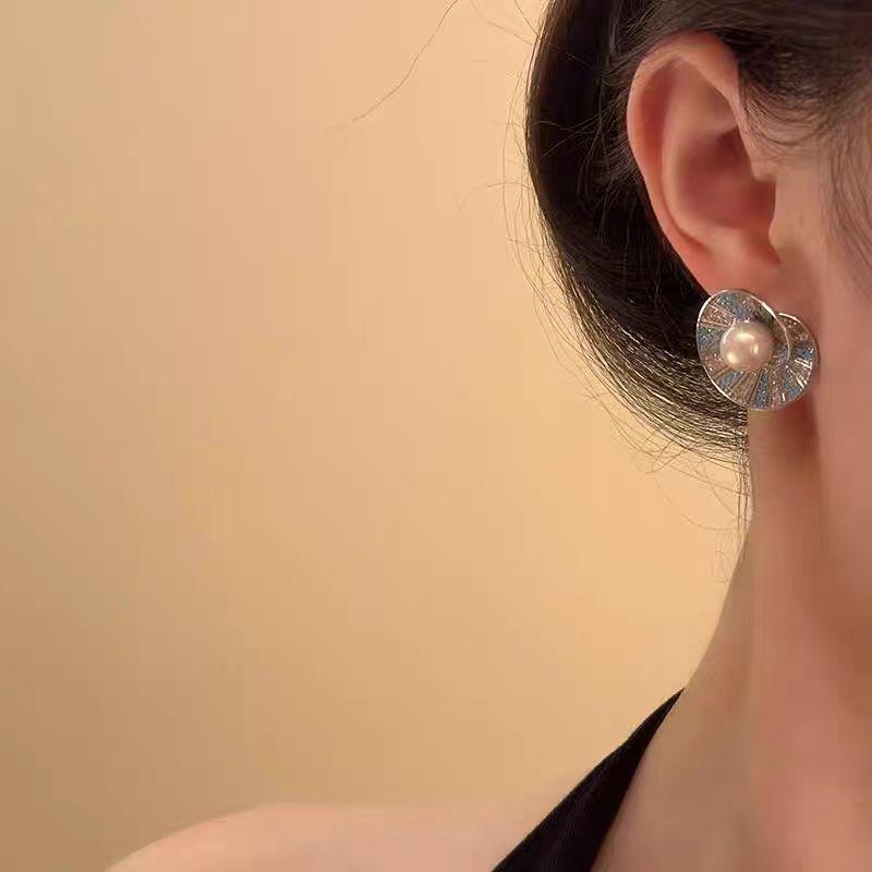 Retro High-end Diamond Stud Earrings with Small Shells and Pearls. Unique Design. Shell-shaped Colored Diamond Earrings.