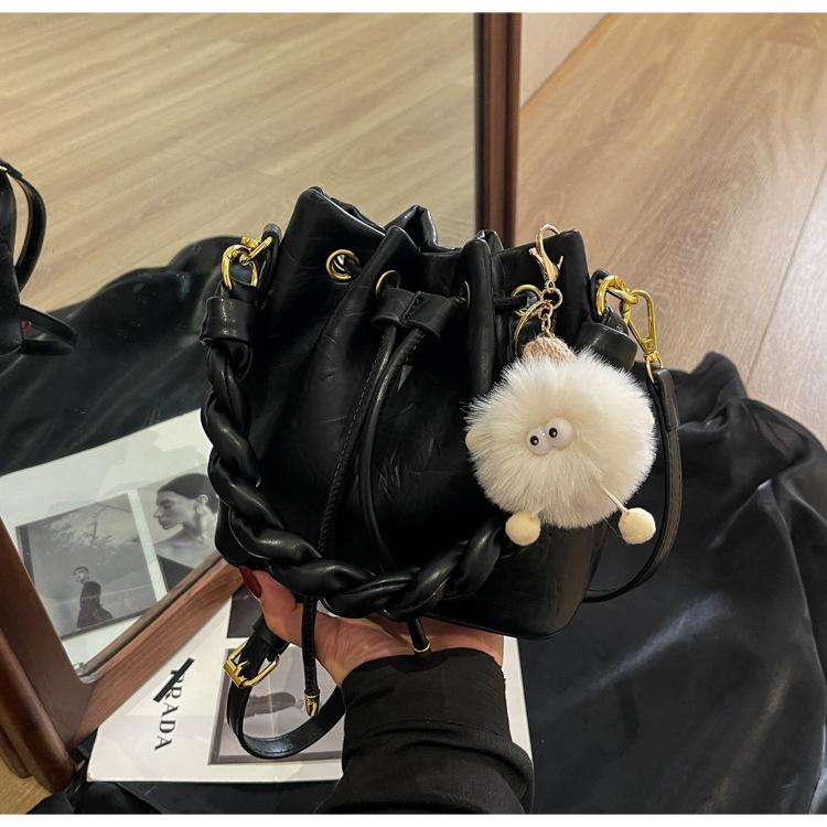 Bucket Bag 2025 Spring New Shoulder Bag with Large Capacity Niche Fashion Women's Bag Korean Version of Fashion Women's Bag