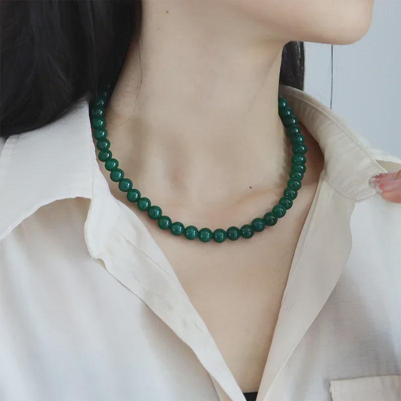 Elegantní retro náhrdelník z korálků zeleného achátu s magnetickým zapínáním