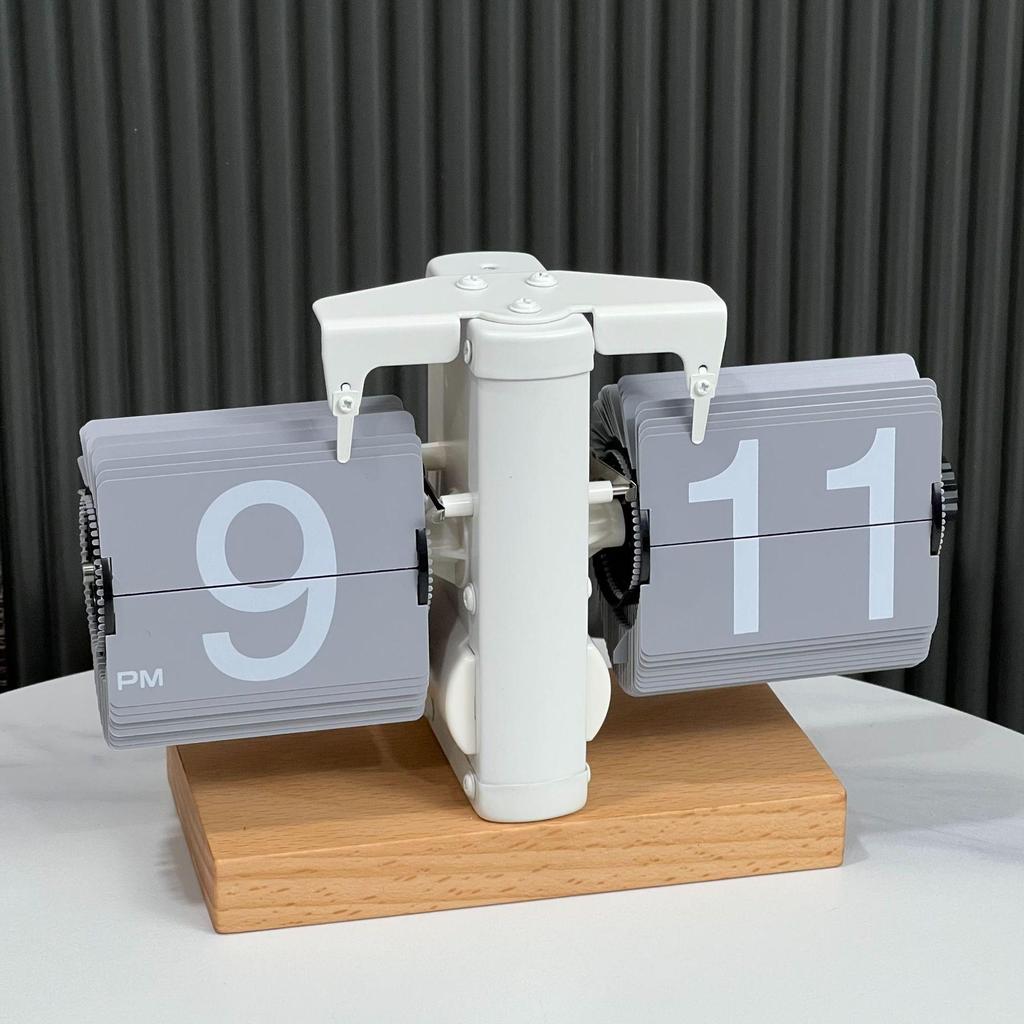 MiaoKe Retro Automatic Walnut Flip Clock: Simple Desktop Decor