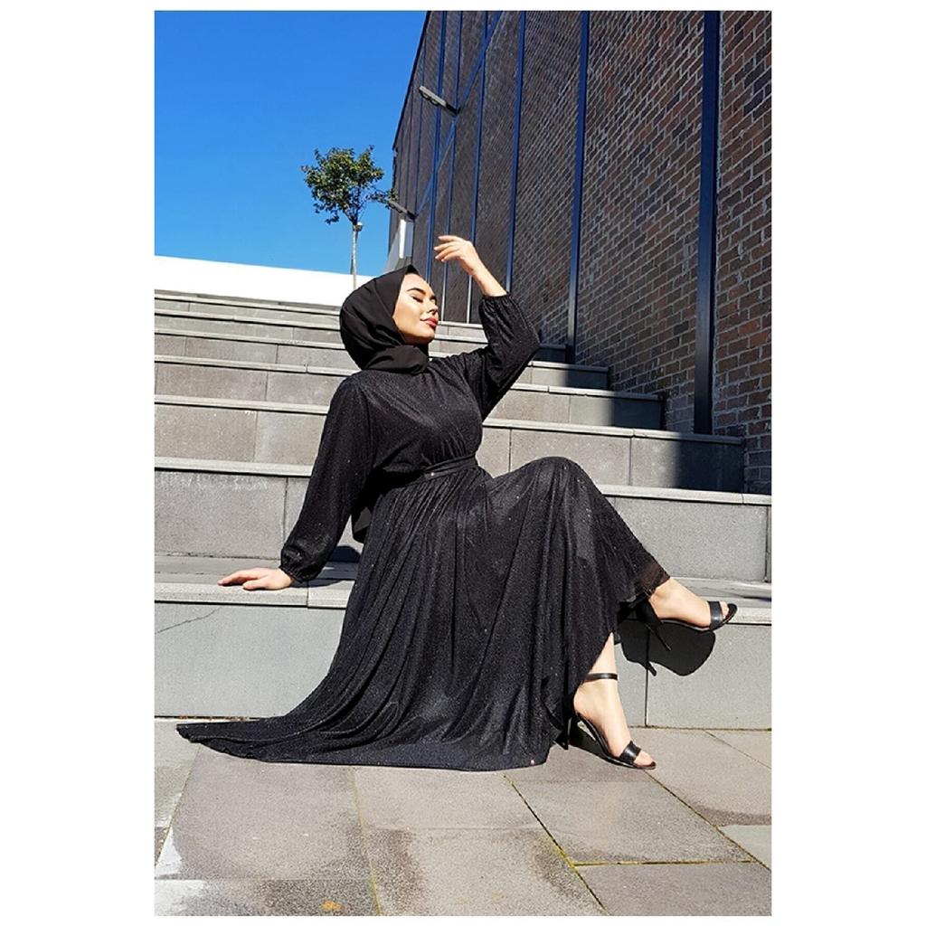 Silbrig-schwarzes Hijab-Abendkleid mit Taillengürtel