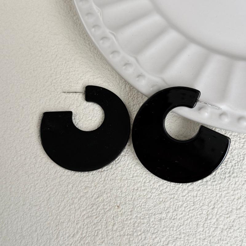 Elegant Geometric C-shaped Hollow Earrings for Women - Stylish and Sophisticated Ear Studs Accessory