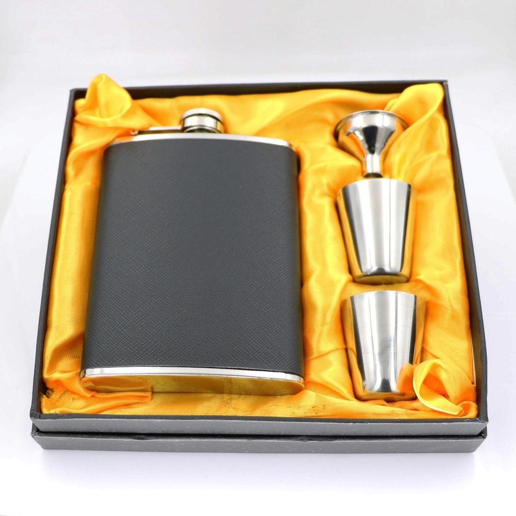 Jiujiu gavesett med 4-delers vinflaske i rustfritt stål, 2–8 oz med svart skinnfinish