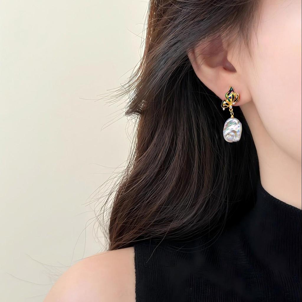 Natürliche Barockperlen- und Muschelschalen-Schmetterlingsohrringe