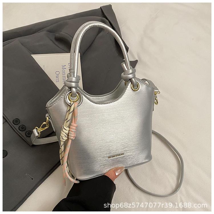 Premium sense hand bag women's 2025 new popular fashion casual shoulder bag super fire commuter bucket bag