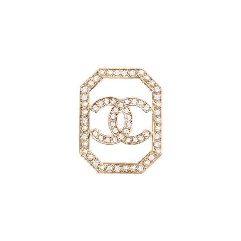 

CHANEL [23B New Product] Classic Logo Double C Logo Brooch Men and Women Couple Style Gold золотий