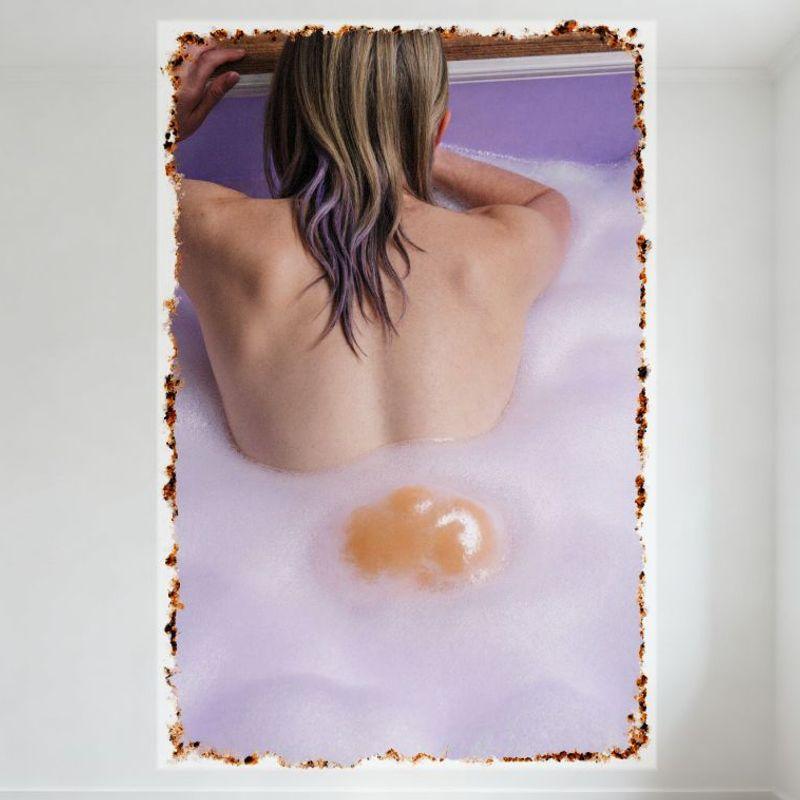 

Сексуальная блондинка в ванне с фиолетовыми пузырьками и губкой. Винтажная металлическая жестяная табличка с эффектом состаренности. Настенный декор для бара, дома. 8x12 дюймов 20x30cm（7.8x11.8inch）