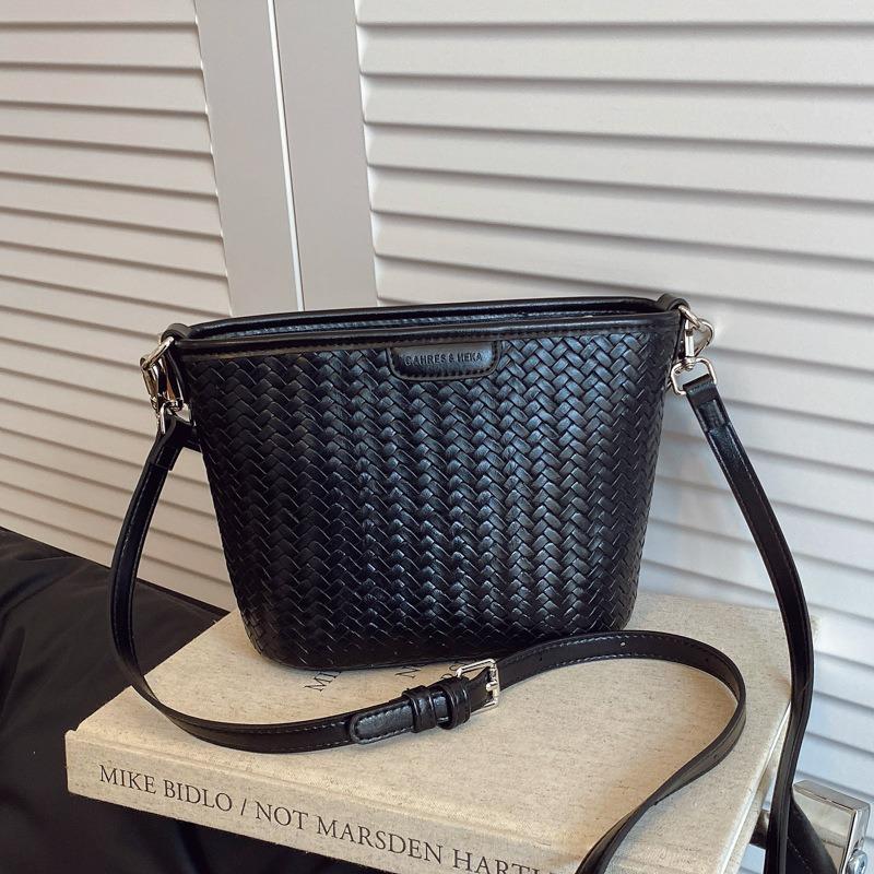 Large-capacity Woven Hand-carried Bucket Bag Women's Summer New High-end Casual Shoulder Messenger Bag