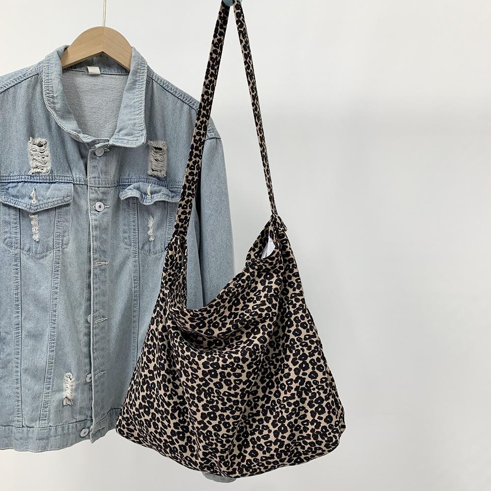 A Crossbody Bag with A Zipper and A Large-capacity Single-shoulder Shopping Bag