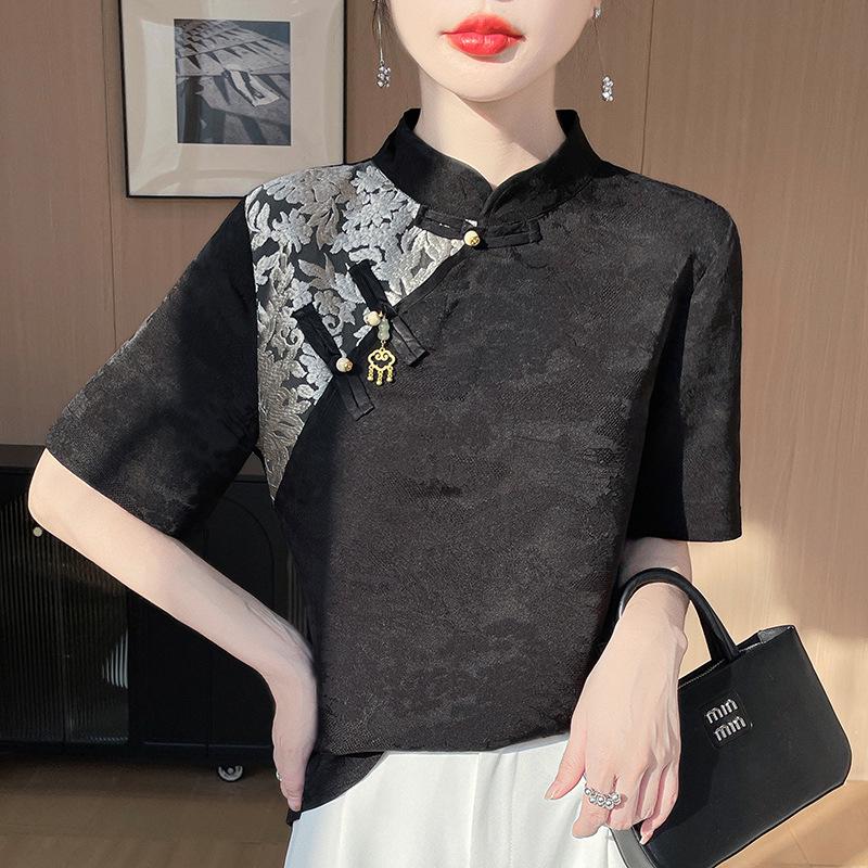 Tricou de damă din jacard satinat cu guler înalt și nasture broască, Primăvara/Vara 2025