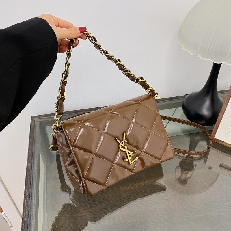 Podzimní a zimní luxusní jednobarevná řetízková kabelka pod paži přes rameno, moderní dámská crossbody kabelka. Stylový, elegantní prémiový.