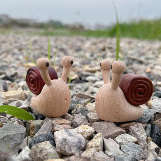 Wooden Snail Figurine, Hand-Carved Desktop Ornament, Natural Solid Wood Cute Snail Sculpture, Stress Relief Micro Landscape Decoration Gift for Home