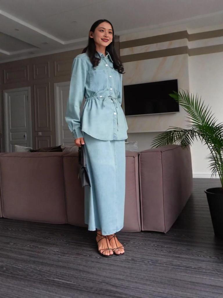 2025 Damen Hellblau Langarm Denim Hemdblusenkleid: Modischer europäischer und amerikanischer Stil für den Weg zur Arbeit