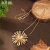 Nouveau petit pendentif marguerite tridimensionnel irrégulier, collier chrysanthème polyvalent haut de gamme pour femmes