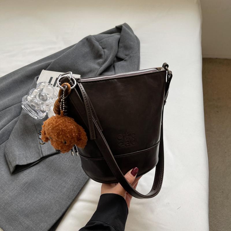 

Retro large-capacity bag women s bag 2025 autumn new fashionable high-value bucket bag niche texture messenger bag темно-коричневого кольору