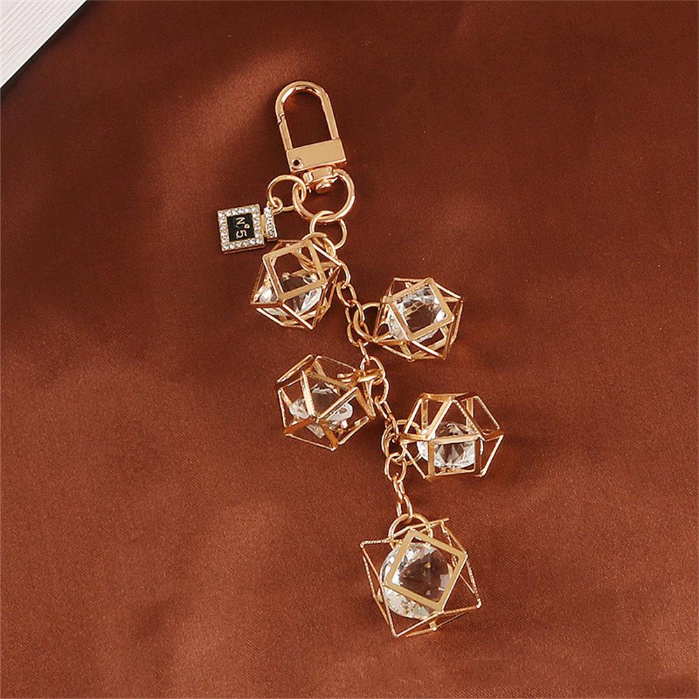 Creative Alloy Keychain Retro Imitation Pearl Crystal Keyring Fashion Bag Metal Accessories Car Key Holder Jewelry Couple Gifts