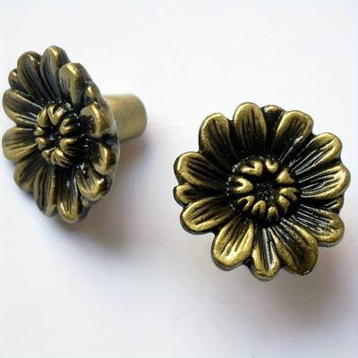 6 Stück Bronze Vintage Gänseblümchen Schrankknöpfe - Ideal zum Dekorieren von Kommodenschubladen, Küchenmöbeln und antiken Schränken