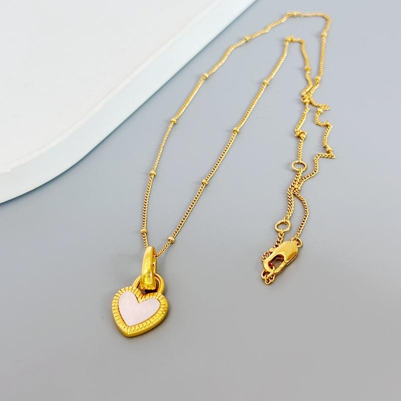 Niche Design Simple Peach Heart Earrings, Earrings, Temperament Women'S Necklace, Black And White Double-Sided Shell, Love Pendant, Collarbone Chain.