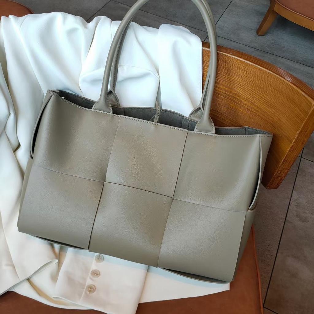 Foreign trade cross-border cowhide woven tote bag genuine leather 2026 new portable large bag shoulder bag large capacity armpit bag