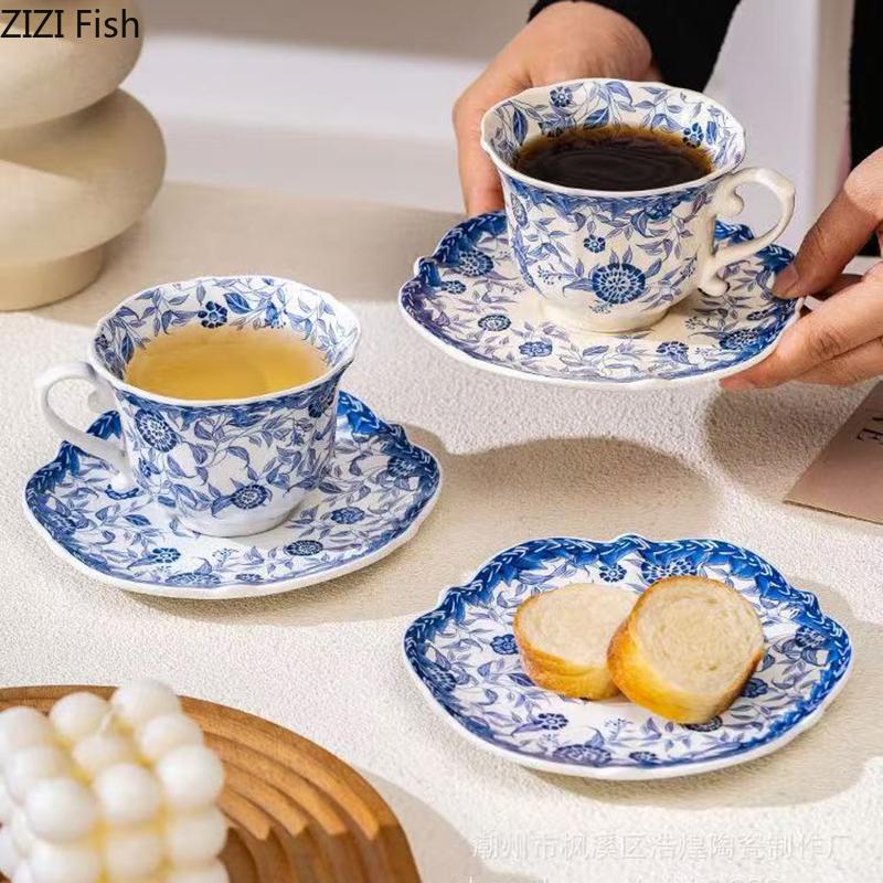 Klasický modrobílý porcelánový šálek a podšálek Dvouuchý hrnek Hrneček na kávu Stolní mísa Nádobí Jídelní stůl Odpolední čaj Šálek na čaj