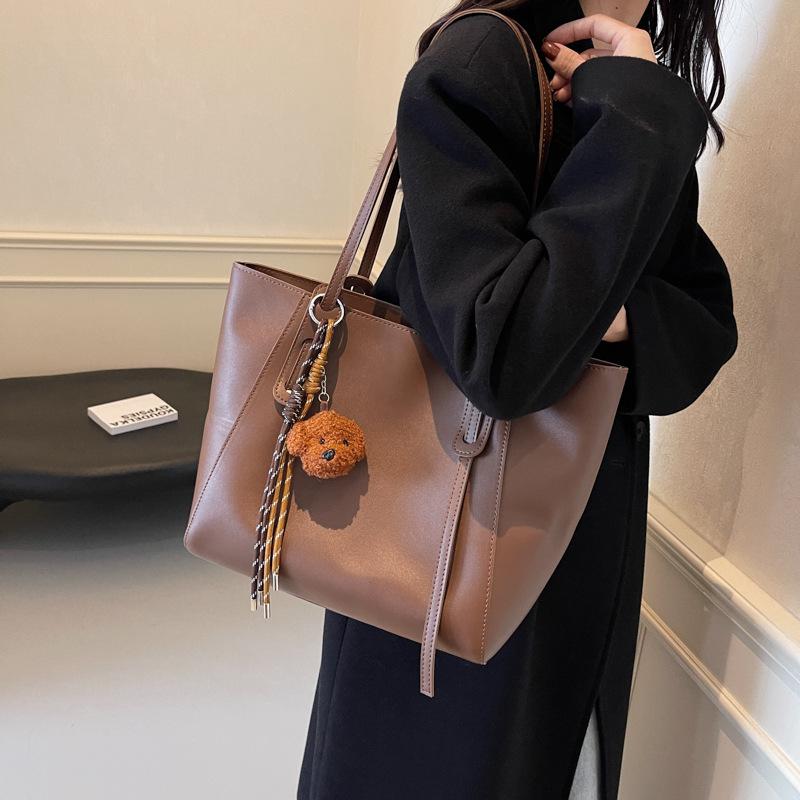 

Large capacity bag women s 2025 new versatile tote bag fashion casual portable shoulder commuter bag 38*16*27 темно-коричневого