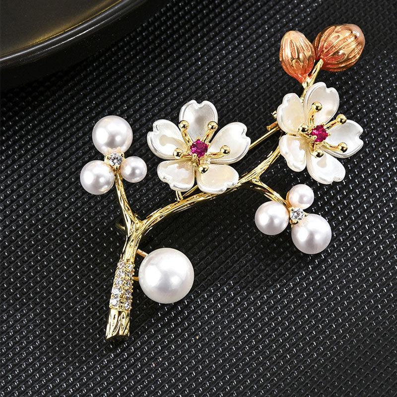High-End Temperament White Plum Blossom Brooch Ladies Light Elegant Luxury Pins Plant Antique Floral Accessories Jewelry Gifts