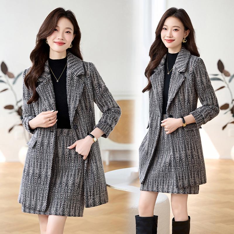 

Осенне-зимний стеганый комплект: пальто и юбка-полусолнце LB7609 XXL (125-135 jin) черный серый