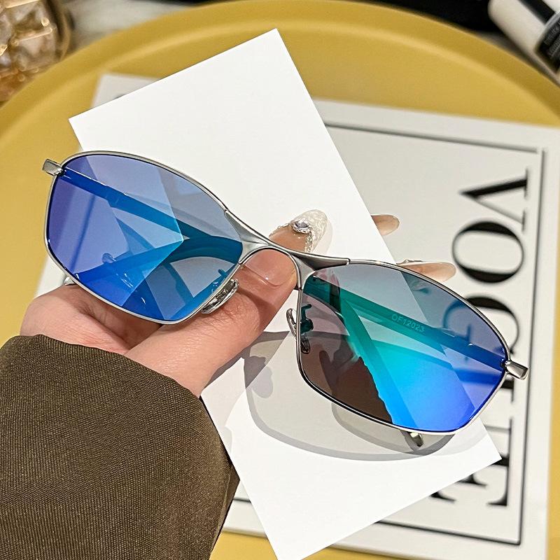 

New metal square sunglasses Internet celebrity female fashion street shot advanced sense UV protection sunglasses