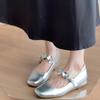 2025 neue französische quadratische Zehenpartie flache Sohle Schuhe Weiblichkeit Nische Blumen Wort mit silbernen Mary Jane Schuhen Damenschuhe